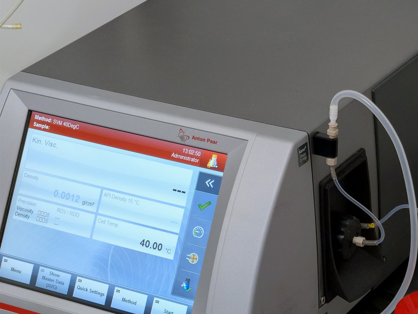 The Anton Paar SVM 3001 Cold Properties analyser mid-measurement, showing kinematic viscosity, density and cell temperature